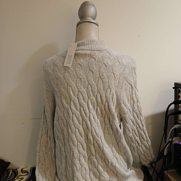 Womans Sweater - Picture 5 of 8